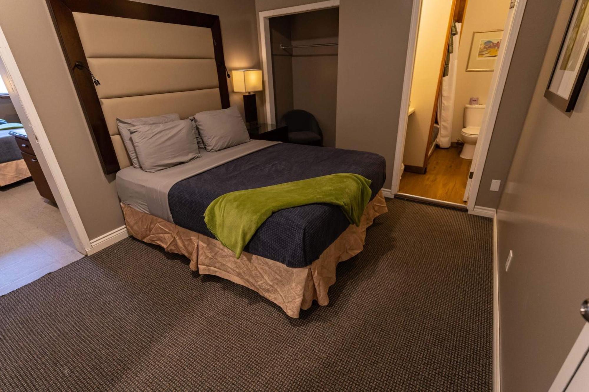 Stoco Lake Lodge Tweed Room photo